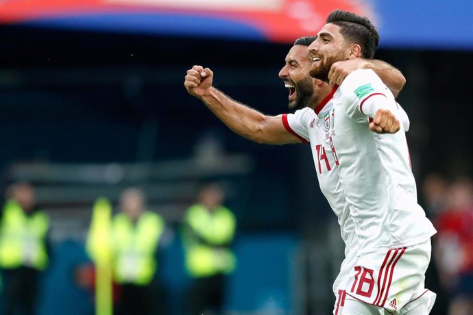 Los iraníes Alireza Jahanbakhsh y Saman Ghoddos celebran un gol de su selección