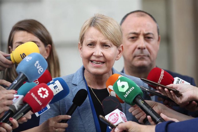 La secretaria de Políticas Sociales, Empleo y Seguridad Social de UGT, Mari Carmen Barrera, atiende a los medios de comunicación el día en el que Unidas Podemos se reune con representantes de la CCOO y UGT en Madrid (España), a 9 de octubre de 2019.