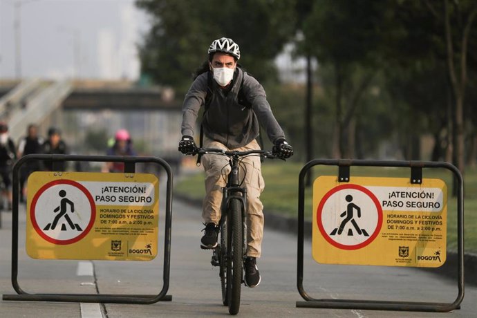 Un hombre paseando en bicicleta por las calles de Bogotá durante la pandemia del coronavirus.