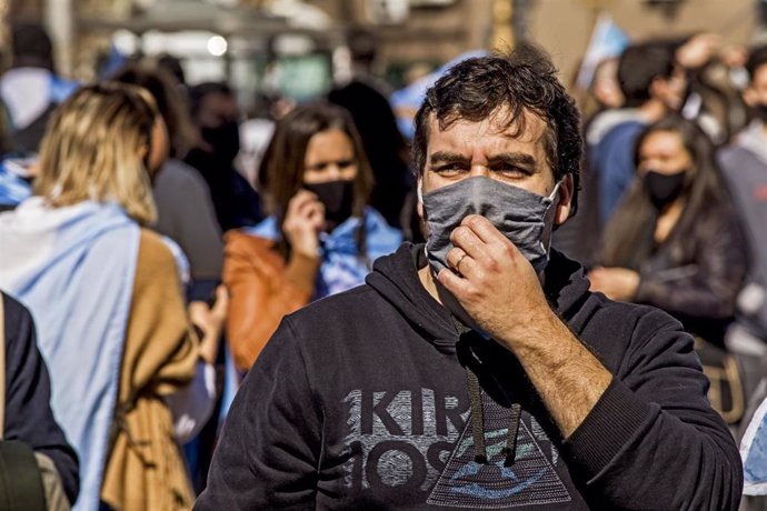 Un hombre con mascarilla pasea por las calles de Buenos Aires en plena crisis sanitaria provocada por la COVID-19.