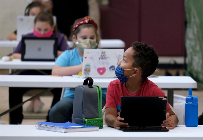 Un grupo de escolares en uno de los centros habilitados en el estado de California para que los más pequeños puedan continuar con las clases.