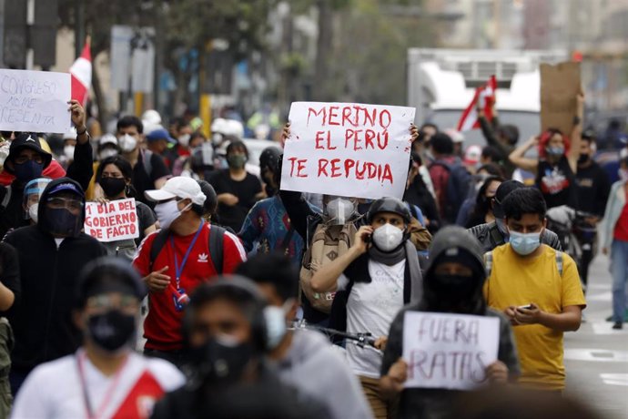 Manifestación en Lima contra la investidura de Manuel Merino como nuevo presidente de Perú tras la destitución del anterior mandatario, Martín Vizcarra, llevada a cabo por el Congreso del país.