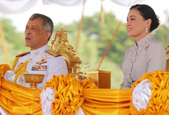 El rey de Tailandia, Maha Vajiralongkorn, y la que es su cuarta esposa, la reina Suthida.