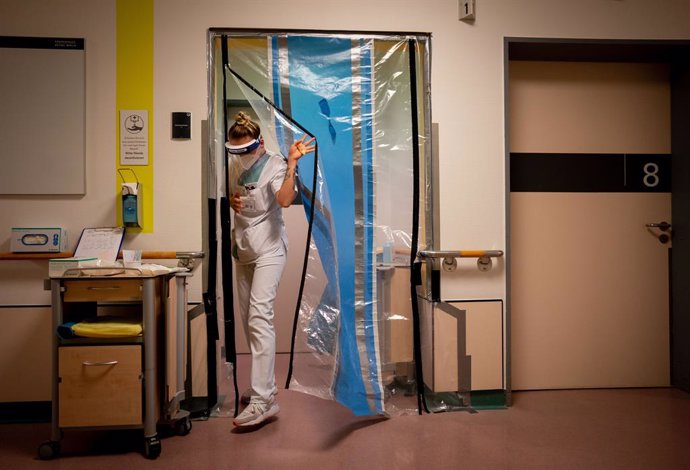 Una enfermera sale de una unidad de tratamiento de coronavirus del hospital Bethel de Berlín