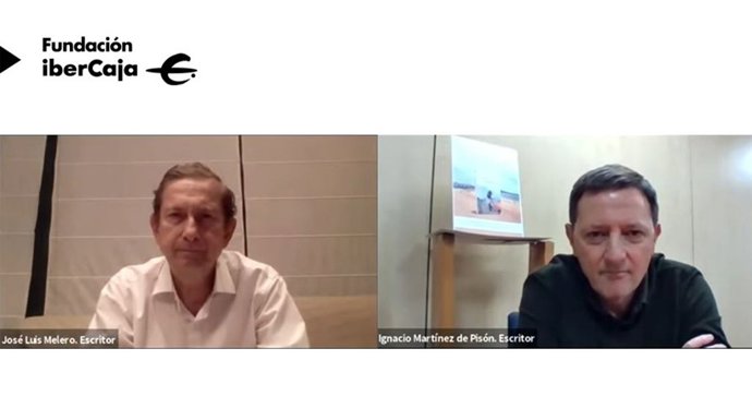 El escritor y bibliófilo José Luis Melero conversa con el también escritor Ignacio Martínez de Pisón, dentro del ciclo 'Martes de libros', de Fundación Ibercaja.