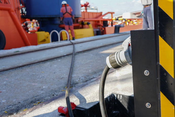 Pla mitj de la connexió elctrica d'un vaixell de Salvament Marítim al moll de Lleida del port de Tarragona. Imatge publicada l'11 de novembre del 2020. (Horitzontal)