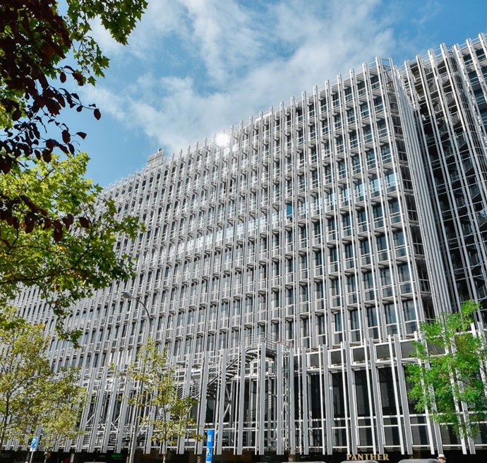 Fachada del edificio de oficinas Castellana 91 en Azca, Madrid