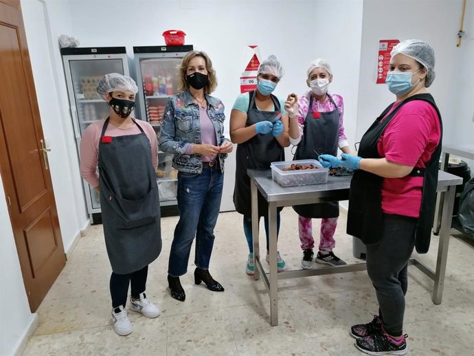Troncoso (2 izda.) durante la visita al comedor social de la Fundación Proyecto Don Bosco de Córdoba.
