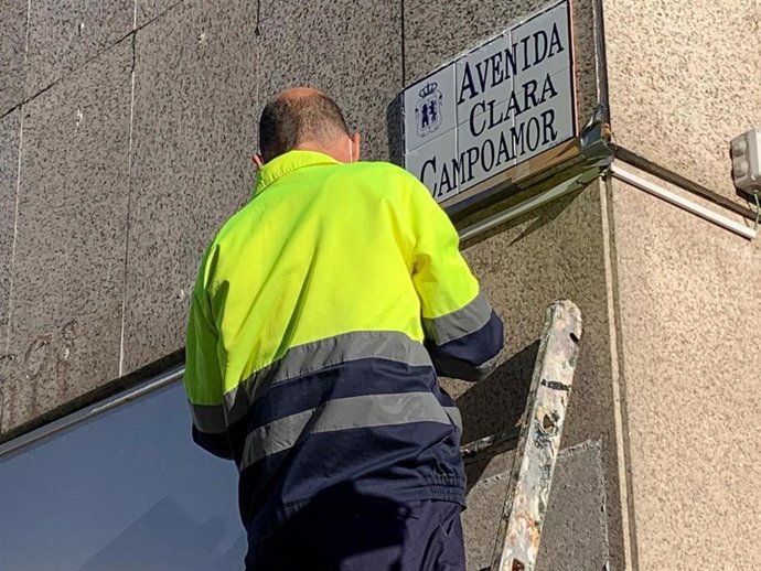 Un operario coloca el nombre de la nueva avenida Clara Campoamor de Cáceres