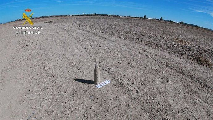 La Guardia Civil destruye dos artefactos explosivos antiguos localizados en Peralta y Castejón.