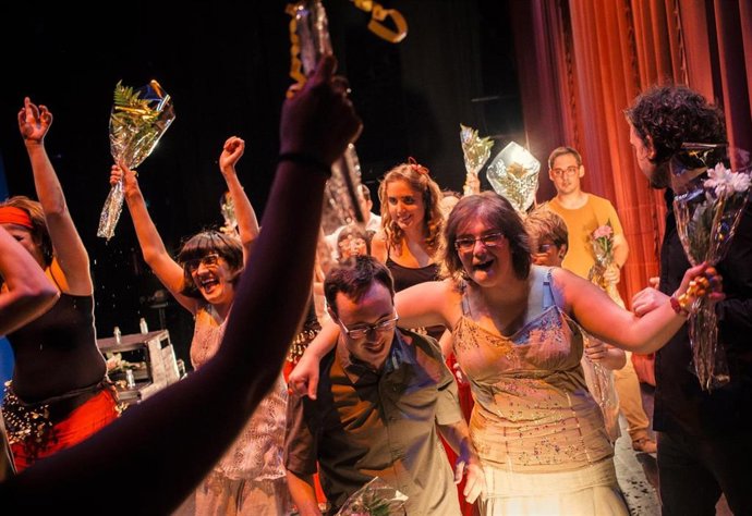 Usuarios de la Fundación Ludlia, durante una fiesta organizada por la entidad en Barcelona.