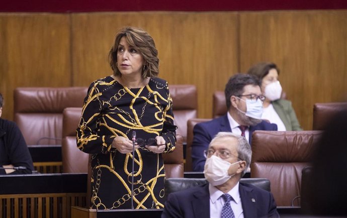 La secretaria general del PSOE-A, Susana Díaz (i), en una foto de archivo en el Parlamento andaluz.