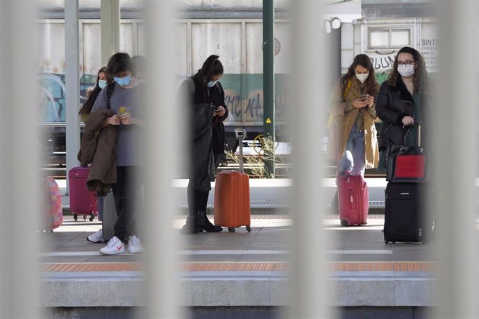 Varios estudiantes se dirigen a la estación de tren para regresar a su casa durante el fin de semana, en Santiago de Compostela, Galicia (España), a 30 de octubre de 2020. 