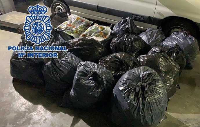 Nota De Prensa " La Policía Nacional Detiene En Fuengirola A Un Hombre Con Atuendo De Pintor Al Descubrir En Su Furgoneta 77 Kilogramos De Marihuana "