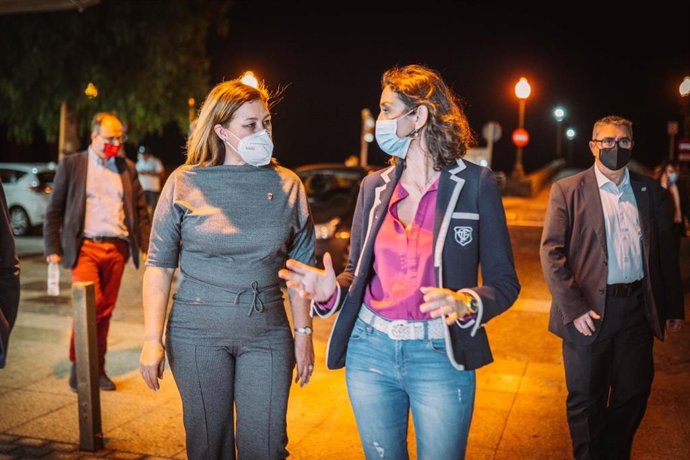 La alcaldesa de Arrecife (Lanzarote), Ástrid Pérez, y la ministra de Turismo, Reyes Maroto, pasean por la zona comercial de Arrecife