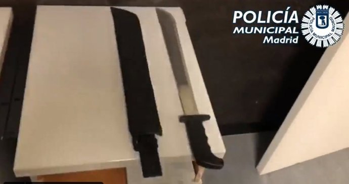 Dos detenidos con 4 cuchillos grandes en Ciudad Lineal