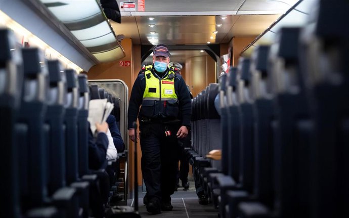 Agentes comprueban el uso de mascarilla en un tren en Múnich