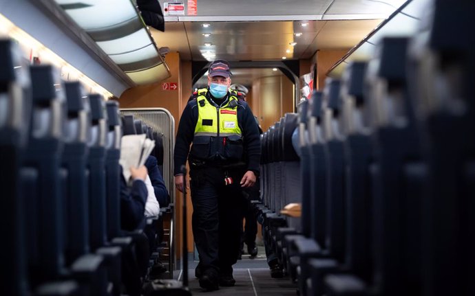 Agentes comprueban el uso de mascarilla en un tren en Múnich