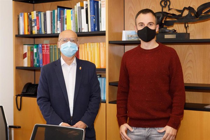 El consejero Ciriza y el alcalde de Irurtzun, Aitor Larraza, durante la reunión mantenida entre Gobierno y Ayuntamiento