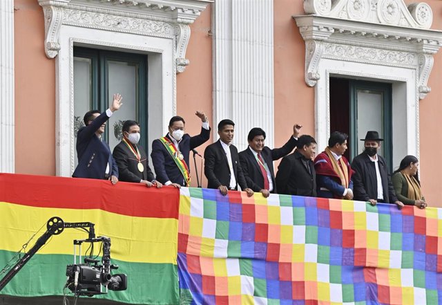 Luis Arce y su equipo tras su toma de posesión en Bolivia