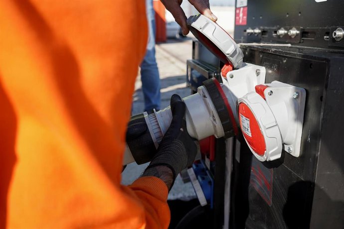 El Port de Tarragona prueba un sistema de conexión eléctrica al barco de salvamento marítimo