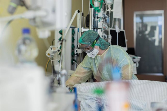 Enfermera en una unidad de cuidados intensivos