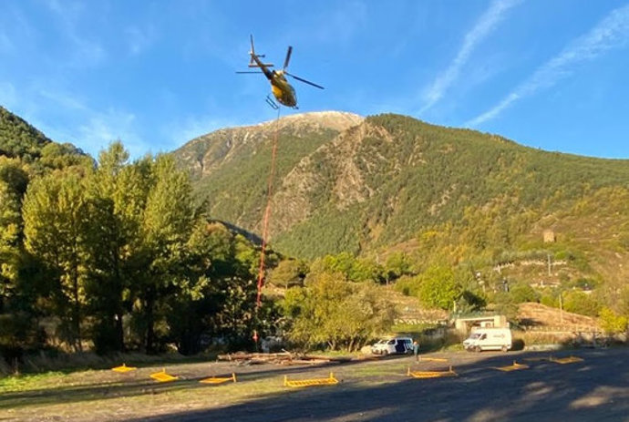 Pla obert on es veuen els treballs de retirada d'una línia al Parc Nacional d'Aigüestortes i Estany de Sant Maurici amb l'ajuda d'un helicpter. Imatge facilitada per Endesa l'11 de novembre de 2020 (Horitzontal).