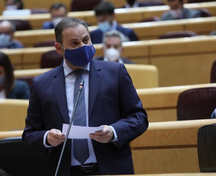 La ministro de Transportes, Movilidad y Agenda Urbana, José Luis Ábalos, interviene durante una sesión de control al Gobierno en el Senado, en Madrid (España), a 3 de noviembre de 2020. Durante el pleno de hoy, el Ejecutivo ha respondido a cuestiones re