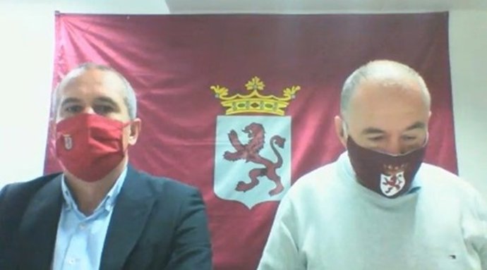 Los Concejales Del Grupo Municipal Unión Del Pueblo Leonés (UPL), Eduardo López Sendino Y Enrique Valdeón, Durante La Presentación De Las Enmiendas De Su Formación A Los Presupuestos Del Ayuntamiento De León.