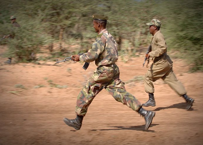 Militares etíopes realizan maniobras de combate