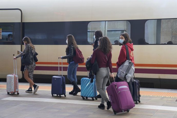 Varios estudiantes se dirigen a la estación de tren para regresar a su casa durante el fin de semana, en Santiago de Compostela, Galicia (España), a 30 de octubre de 2020. La marcha se produce a pesar de que la Xunta de Galicia haya pedido a los estudia