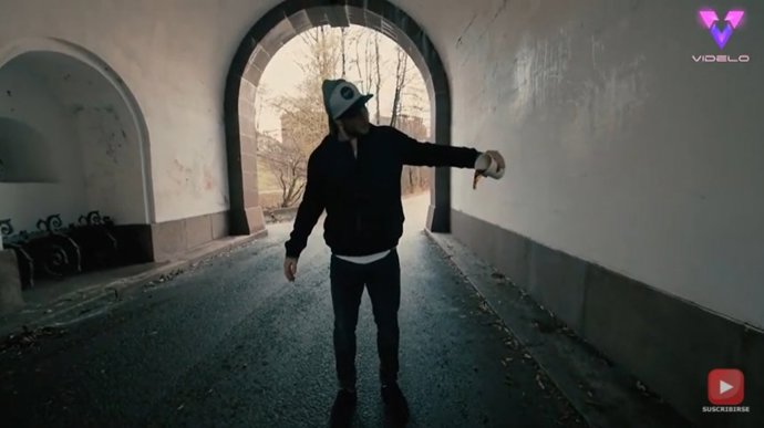 El bailarín noruego Daniel Grindeland grabó un día en reversa en un vídeo al estilo Tenet