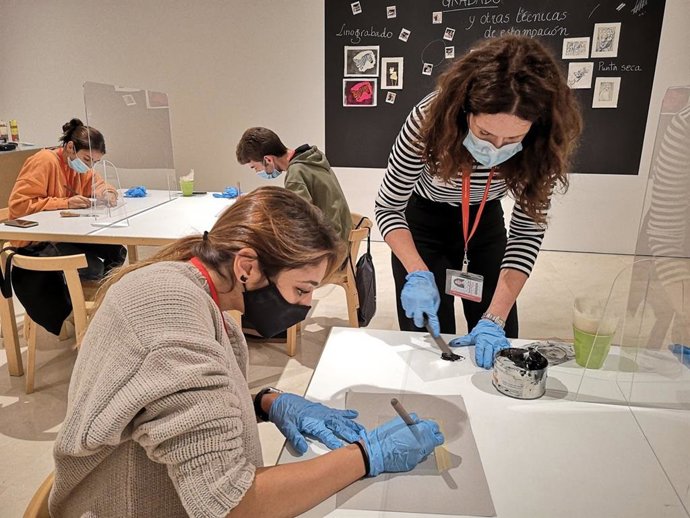 Taller de grabado en 'El otro Museo' del Museo Picasso Málaga
