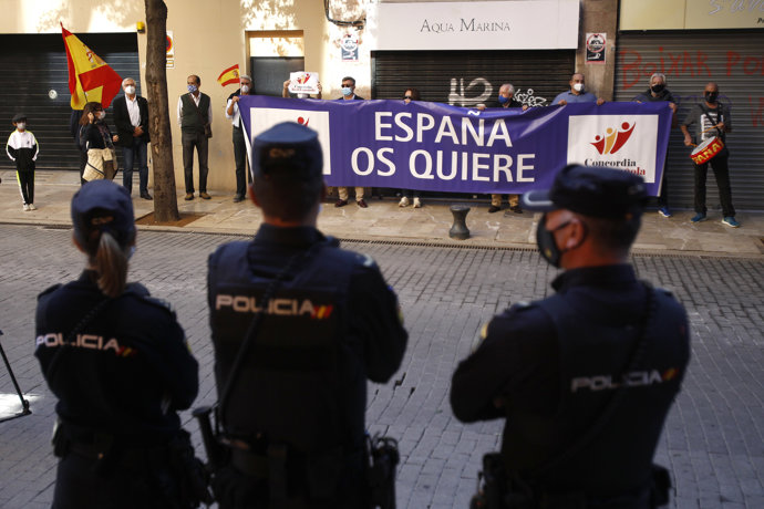 Agentes de la Policía Nacional vigilan una concentración de personas  frente al Parlament de Baleares convocadas por Foro de Baleares en apoyo a los reyes eméritos Juan Carlos y Sofía.
