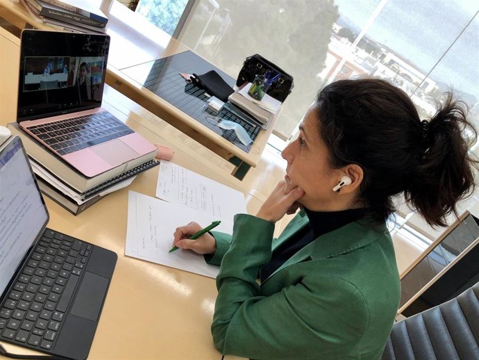 La consejera de Turismo, Juventud y Deportes, Cristina Sánchez, durante el encuentro, por videoconferencia, mantenido con el secretario de Estado de Turismo