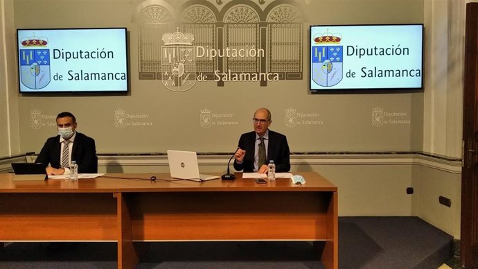 El presidente de la Diputación de Salamanca, Javier Iglesias (d), junto al diputado Antonio Labrador (i) en La Salina.