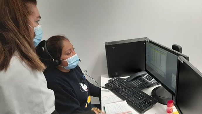 Pla mitj de dues professionals de la Unitat de Notificació i Seguiment Covid atenent pacients de la regió sanitria Metropolitana Sud. Imatge publicada l'11 de novembre del 2020 (horitzontal)