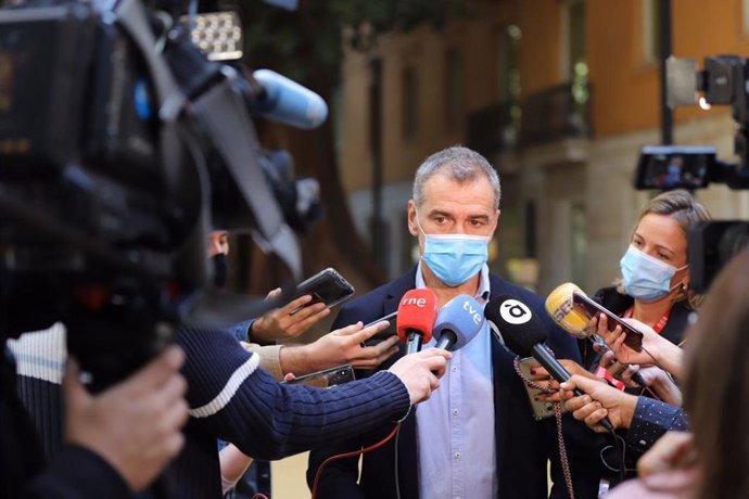 Toni Cantó atiende a los medios