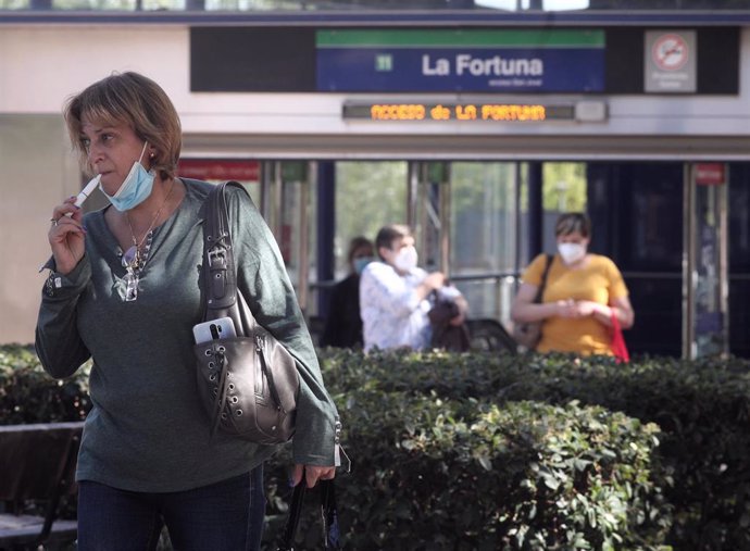 Una mujer fuma con un cigarrillo electrónico junto a la parada de Metro La Fortuna en el barrio La Fortuna de Leganés, en Madrid (España), a 23 de septiembre de 2020.