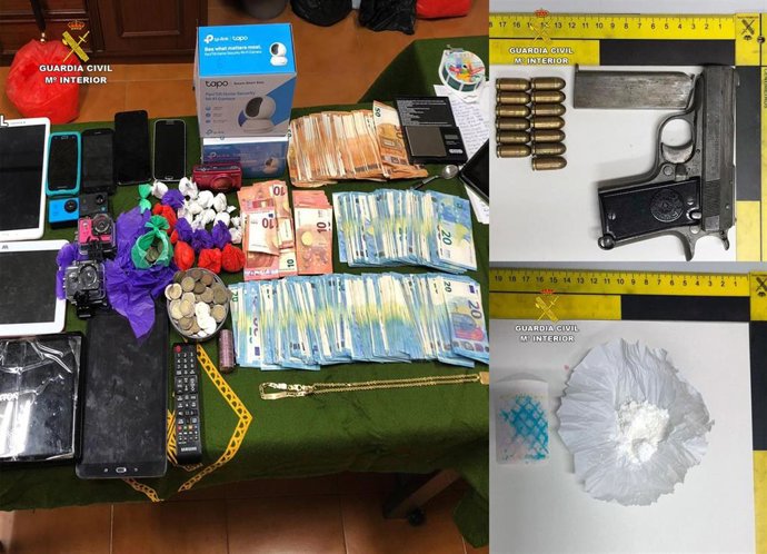 Imagen del dinero, los objetos y las sustancias estupefacientes incautadas