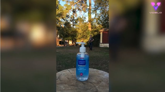 Adam Winrich se reta a golpear una pastilla colocada encima de un bote con el látigo