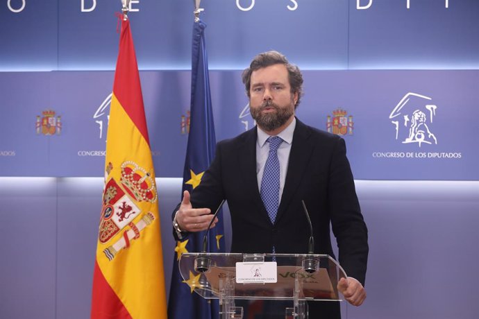 El portavoz de Vox en el Congreso, Iván Espinosa de los Monteros, interviene en la rueda de prensa posterior a la reunión de la Junta de Portavoces en el Congreso de los Diputados, en Madrid (España), a 27 de octubre de 2020.