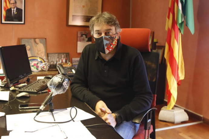 Pla general de l'alcalde de Ripoll, Jordi Munell, al seu despatx l'11 de l'11 del 2020. (horitzontal)