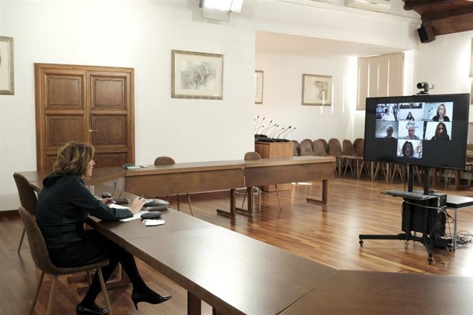 La secretaria general del PSOE-A, Susana Díaz, mantiene una reunión por videoconferencia con responsables de CSIF.