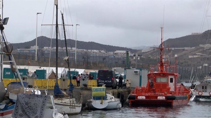 Campamento de migrantes en el muelle de Arguineguín