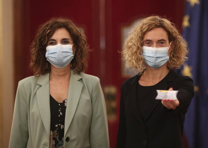 La presidenta del Congreso de los Diputados, Meritxell Batet, enseña el pendrive que contiene el Proyecto de Presupuestos Generales del Estado 2021, junto con la ministra de Hacienda, María Jesús Montero.