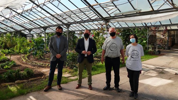 El conseller de Medio Ambiente y Territorio, Miquel Mir, y el director general de Residuos y Educación Ambiental, Sebasti Sansó, durante una visita a la planta de compostaje Circle Carbon.