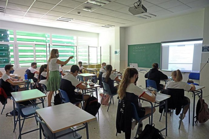 Alumnos atienden durante una clase semipresencial de Matemáticas impartida por la jefa de Estudios, Celeste Molinero a alumnos de 4 de la ESO en el Colegio Ábaco, en Madrid (España), a 17 de septiembre de 2020.
