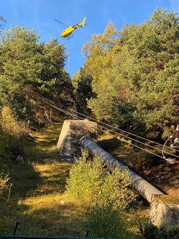 Trabajos de retirada de una línea telefónica de Endesa en el Parc Nacional d'Aigüestortes i Estany de Sant Maurici (Lleida)