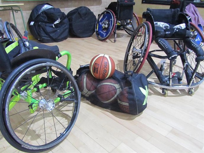 Imagen de varias sillas de ruedas para la práctica del baloncesto en silla